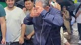 大爷看到“大妈”一人推磨，怜香惜玉想上前帮忙，发现是假人后笑容逐渐消失