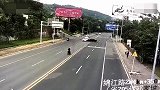 【四川】电动车突然横穿马路 小车紧急避让失控S型连撞两车