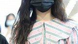 机场直拍！虞书欣搭灰色长靴亮相秀美腿 头上别粉色发卡不失可爱