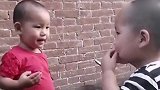 弟弟看哥哥吃面条吃的这么香，小馋鬼看的眼睛都直啦