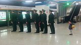 兵哥哥排队一动不动！“小尾巴”咱也不知道能不能动，咱也不敢问