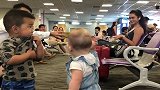 机场偶遇的中国小男孩和外国小女孩，接下来发生的一幕太暖心了！