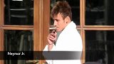 英超-1415赛季-盘点英超15大吸烟球员 巴神最嚣张-新闻