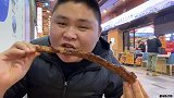 重庆超火的街边美食，大骨头25元一根，大胖吃到饱要花多少钱？