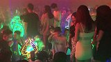 蒋劲夫罕见现身夜店身材壮硕不少，被美女围绕生活依旧很潇洒