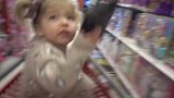 双胞胎婴儿在商店看见什么都想要，妈妈也是很无奈！