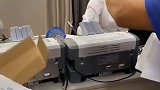 打疫苗人太多 打印机超负荷工作，拿纸片扇 人工降温。