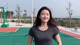 小姐姐在操场跳舞，牛仔裤这样穿特别有气质，我忍不住爱上了！