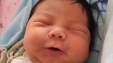 小宝宝要睡醒了，接下来的表情好搞笑，简直是太萌了！