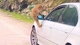 小猴子爬上后视镜找人类要食物，没想到车主会这么做