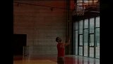 篮球-15年-拉文中国行玩出特色 手持球拍怒扣乒乓球-专题