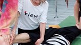 后面小姐姐表情，感觉是不忍心看了