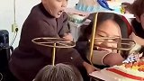 闭眼许愿蛋糕没了，别抢，我蜡烛还没吹