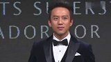 网友偶遇邓超带家人聚餐 母亲精神状态极佳气质优越