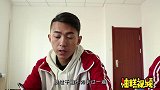 老师检查课文背诵，学渣把课文贴在学霸背上，真机智