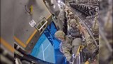 外国伞兵训练每人后面都牵着一根绳子