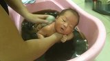 妈妈用艾叶水给新生儿宝宝洗澡，宝宝舒服的一塌糊涂！