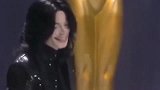 迈克尔杰克逊第一次和碧昂斯同台，像个害羞的女孩