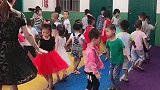 我们的幼师小姐姐和小朋友们一起跳舞，小朋友们太给力了