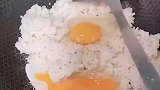 女生第一次学蛋炒饭，越炒越糊太烦人