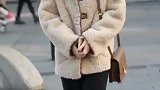 气质小姐姐今天不开心，大概是被放鸽子了吧，可是还是那么好看