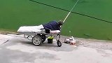 躺轮椅也要钓鱼，大爷不愧是大爷