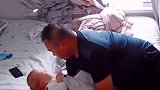 宝宝趴着睡着，爸爸午睡惊醒以为宝宝窒息。网友：这突如其来的父爱。 可可爱爱 爸爸带娃