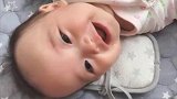 刚睡醒的小宝宝被妈妈逗得咔咔笑，奶音笑声把心都萌化了！