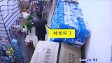 西装男爱偷洗发水，塞满衣服塞裤子