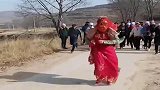 新娘突然反悔逃跑，全村人都帮忙追，结果却是一场闹剧！
