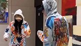 这两人要准备出门了