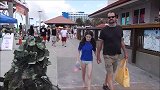 街头恶搞，假扮树人吓路人，就连小孩都不放过