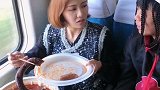 美女在火车上吃火锅，旁边小哥哥的一个举动，把小姐姐吓傻了！