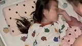 #爸爸零点给熟睡女儿唱生日快乐歌，网友：除了她都很快乐