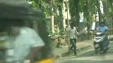 男子伪装成植物躲在路边恶搞路人，路人防不胜防