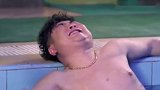小伙终于憋不住了，泳池直接解决了