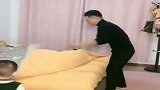 爸爸假装把媳妇推下床，儿子竟这反应，不愧是小情人呀！
