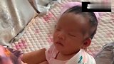 宝宝你到底有多困啊！坐着都能睡着，简直是太可爱了！