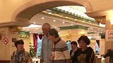 姚明父母近照曝光，满头白发步履蹒跚但精神十足，身材高大抢镜