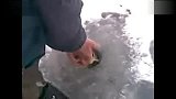 户外极限-20111121-俄罗斯男子赤手空拳冰中钓鱼