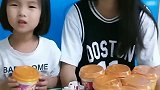 童年趣事：妈妈给宝贝拿来了奶茶