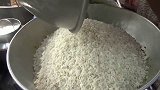 印度人怎么做炒饭，看看和中国有什么不同，你还有食欲吗！