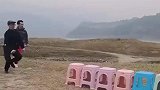 男子空中两步跨过8个凳子！