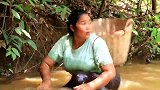 胖嫂河里捡来一小篓福寿螺，当即生火煮了吃，蘸上辣酱真是鲜美