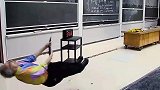 冒着生命危险给学生们讲授能量守恒定律