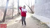 二丫拿招财猫向大美炫耀，奶奶知道后给大美买了毛绒娃娃，真羡慕