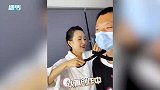 国际章化身剪刀手！章子怡剪裁T恤太欢乐，亲自当模特秀穿搭