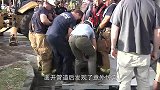 废弃的深井中传出嘶叫声，居民赶来一看，下井救援