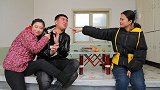 小伙和女友谈论婚事，不料隔壁美女喝多了走错屋，这下热闹了