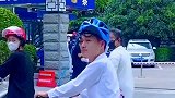大哥骑共享单车出行，不料头盔竟然带反了，交警阿姨都被逗乐了！